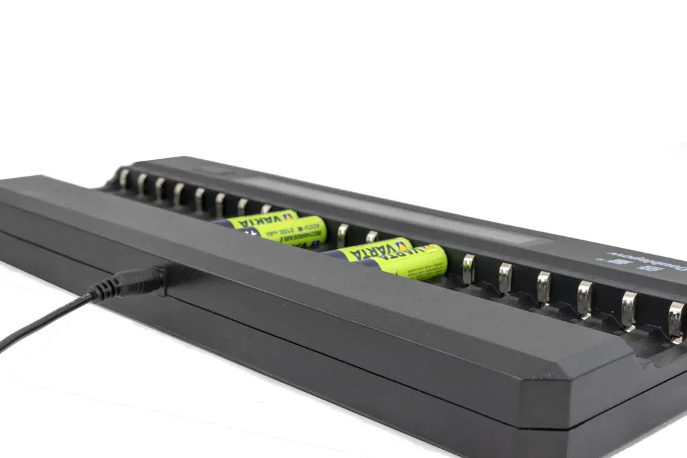 OXE Nabíječka baterií AA na 20 ks, s displejem